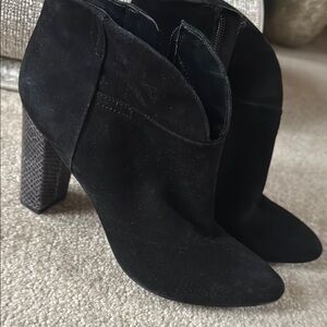 Sleek Black Heeled Ankle Boots with Plush Texture